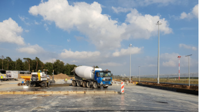 Zdjęcie 2 z budowy nawierzchni betonowej na Lotnisku Wojskowym w Pozwidzu - Xbeton Polska - Wytwórnia betonu