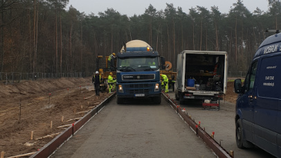 Zdjęcie 3. do artykułu „Produkcja betonu nawierzchniowego (beton drogowy) na 33 Bazę Lotnictwa Transportowego w Powidzu” - Xbeton