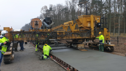 Zdjęcie 5. do artykułu „Produkcja betonu nawierzchniowego (beton drogowy) na 33 Bazę Lotnictwa Transportowego w Powidzu” - Xbeton